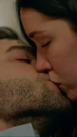 Azize ve Devran Öpüştü!